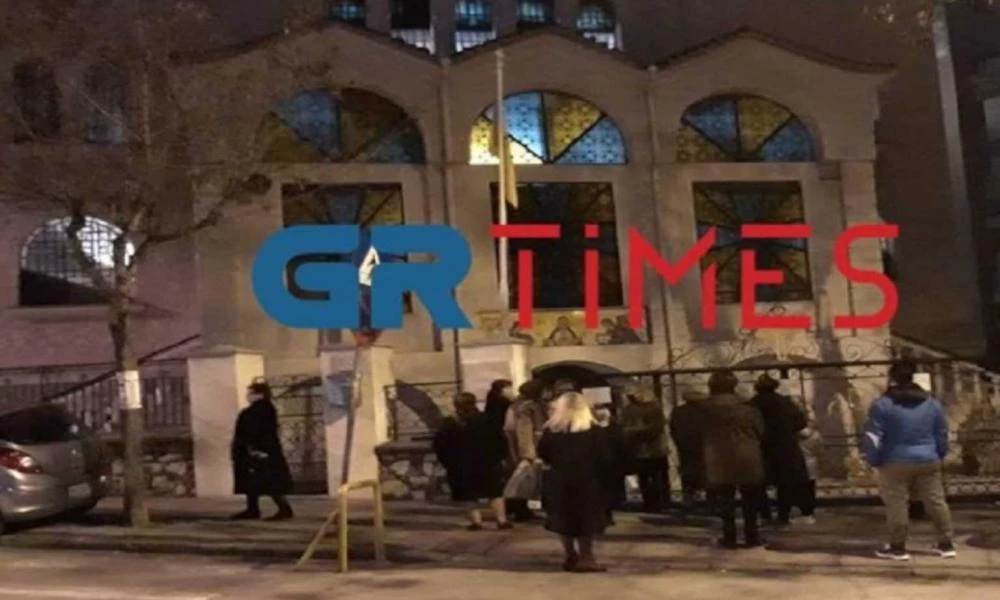 Θεοφάνια: Ουρές από τα χαράματα έξω από τις εκκλησίες της Θεσσαλονίκης (βίντεο)